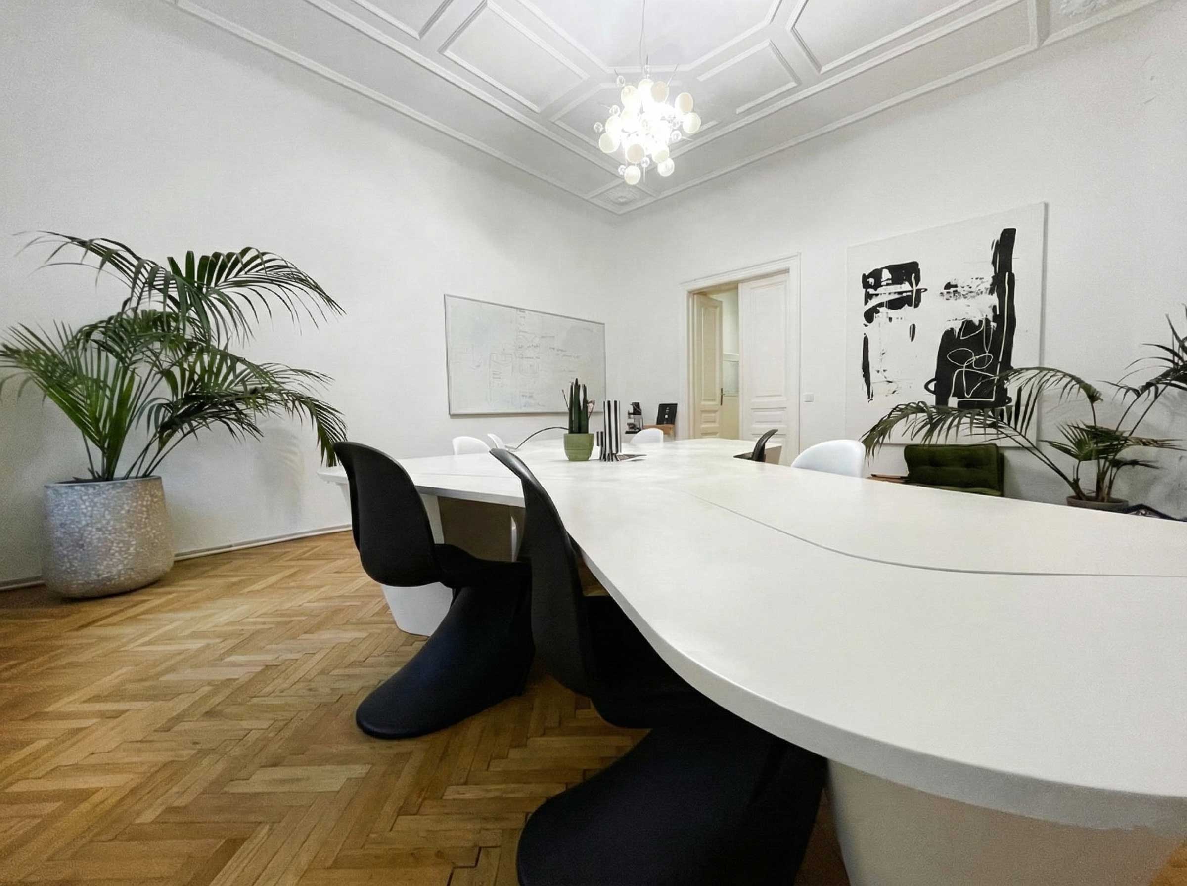 404MEDIA Büro – Strategiegespräch im Besprechungsraum