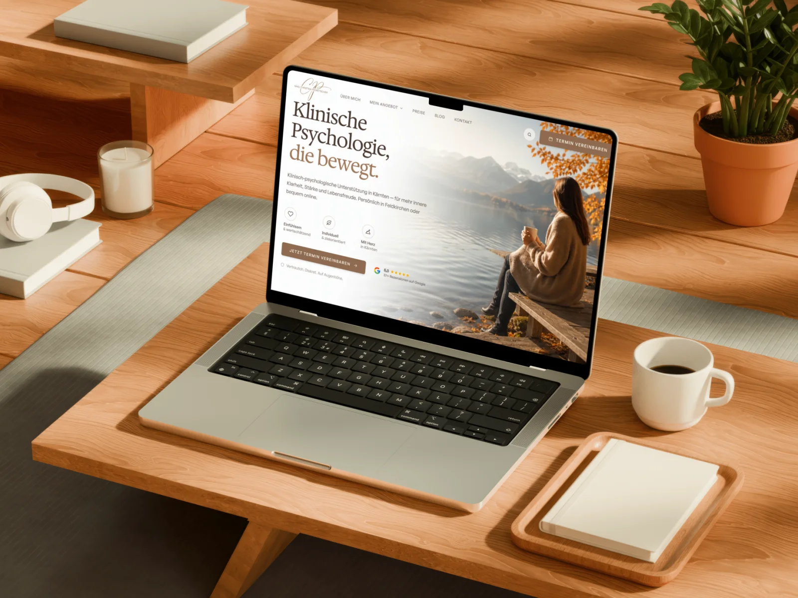 Mockup der Website von Christina Pedretscher auf einem gemütlichen Schreibtisch