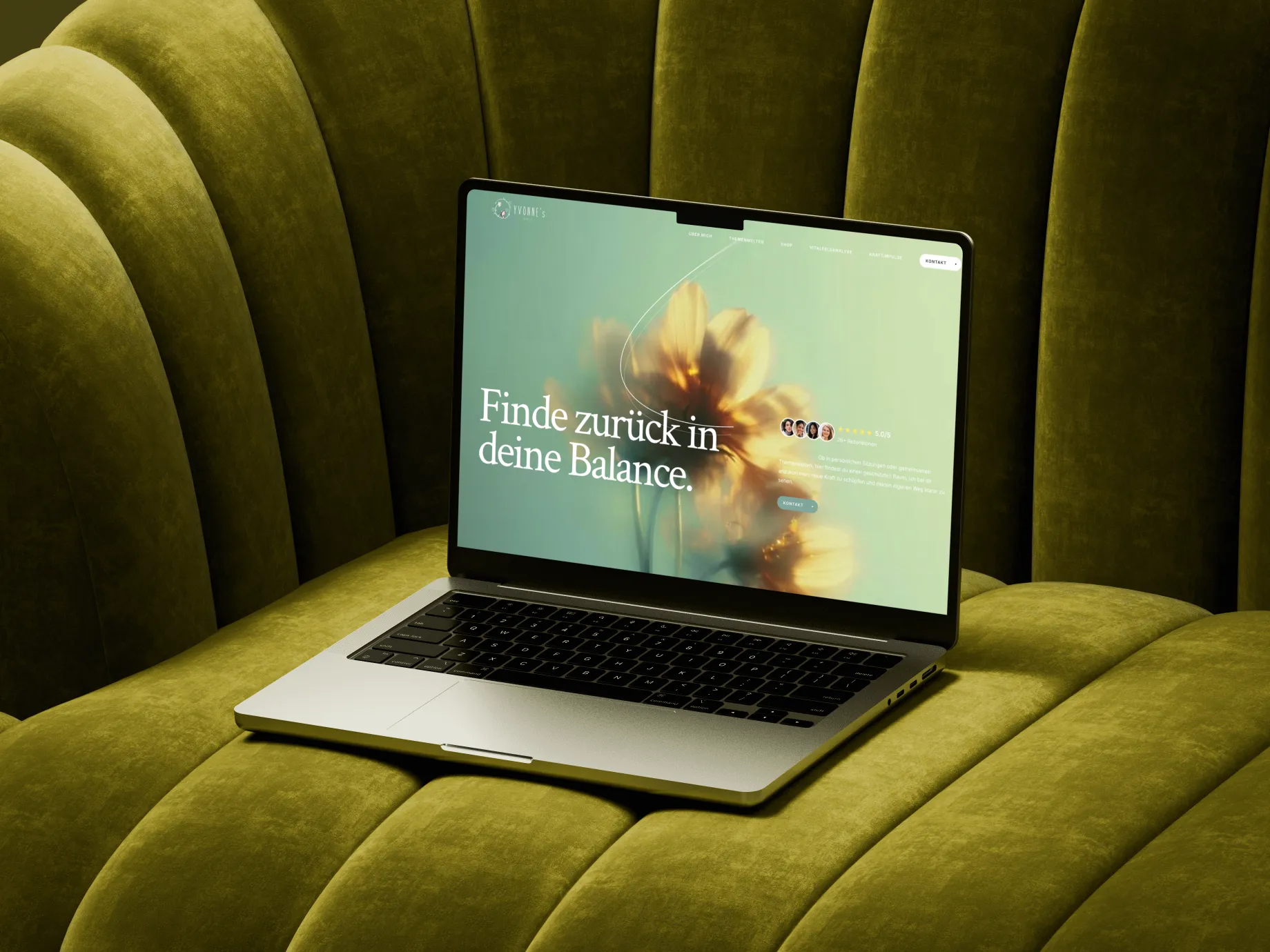 Mockup der Website von Yvonne’s Welt auf einem MacBook in einem grünen Samtsessel